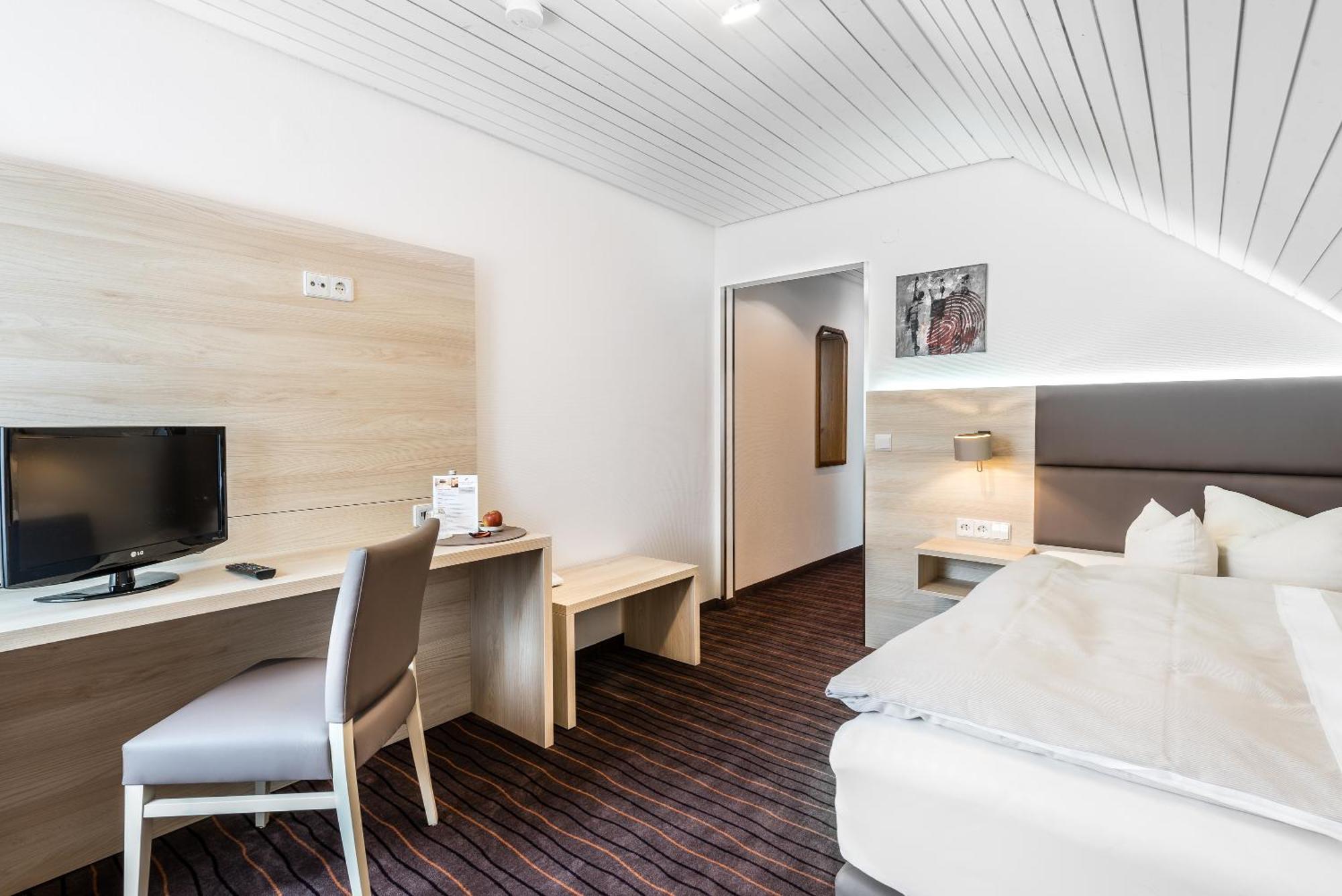 Business Class Hotel Haeckermuehle Tiefenbronn Стая снимка