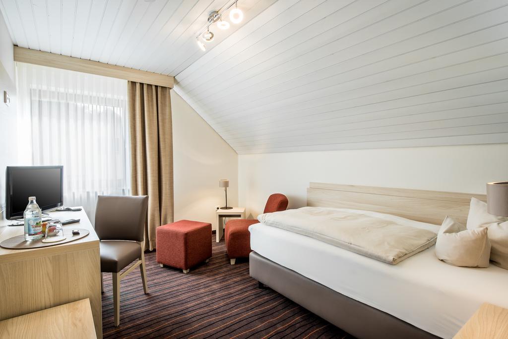 Business Class Hotel Haeckermuehle Tiefenbronn Екстериор снимка