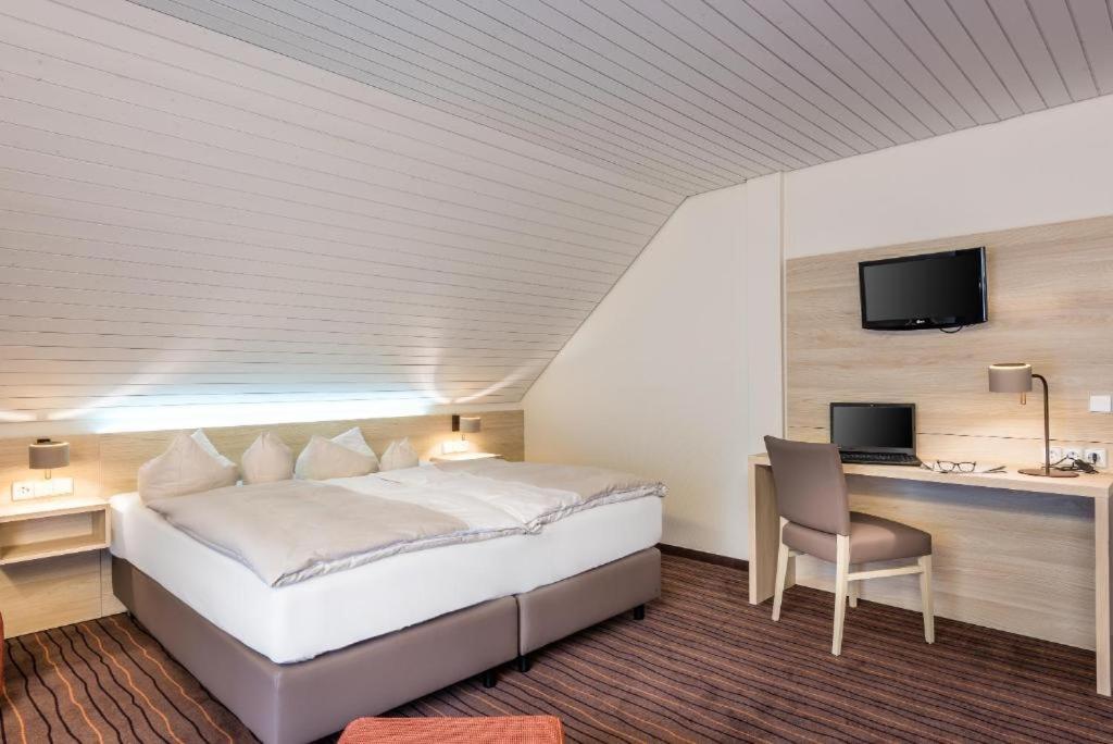 Business Class Hotel Haeckermuehle Tiefenbronn Екстериор снимка